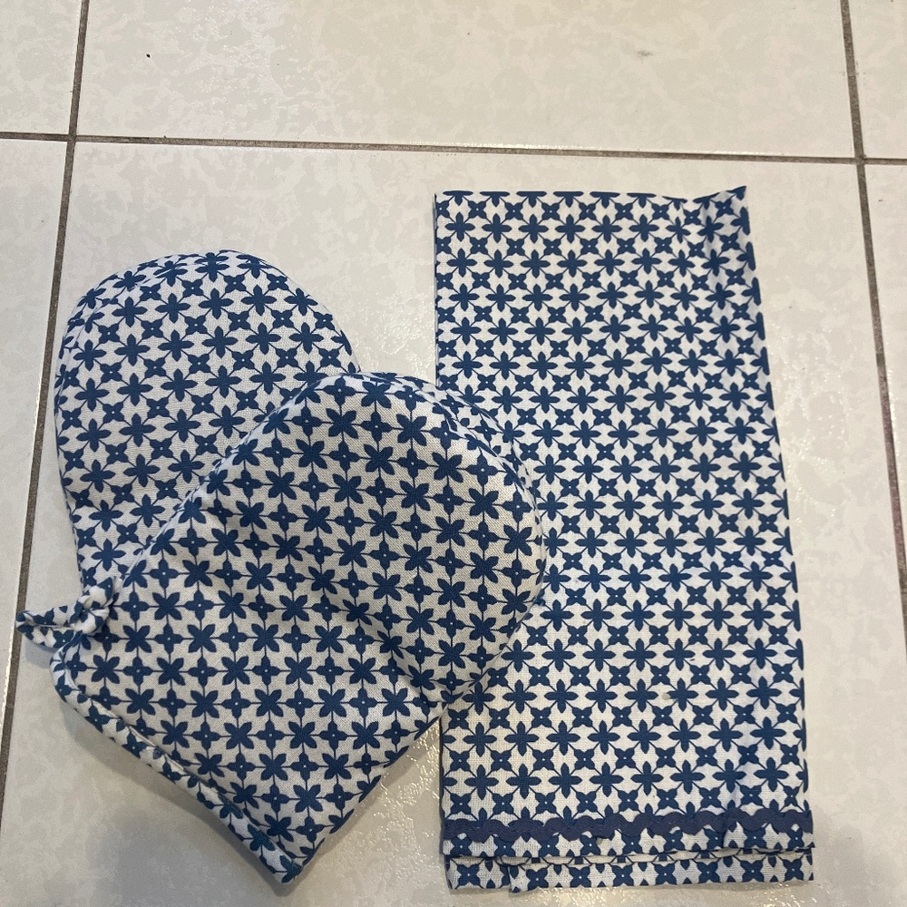 Beautiful kitchen mitts and towel. Never been used.